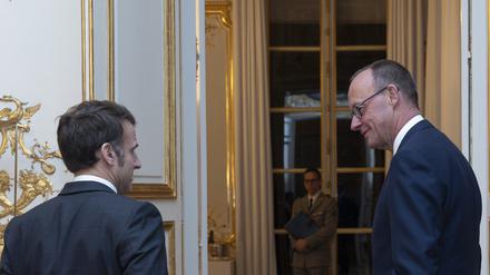 Die von der französischen Regierung verbreitete Aufnahme zeigt Unions-Kanzlerkandidat Friedrich Merz (r) zu Besuch im Élysée-Palast mit dem französischen Präsidenten Emmanuel Macron.