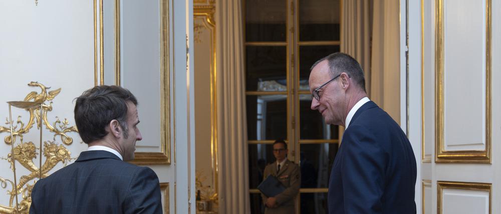 Die von der französischen Regierung verbreitete Aufnahme zeigt Unions-Kanzlerkandidat Friedrich Merz (r) zu Besuch im Élysée-Palast mit dem französischen Präsidenten Emmanuel Macron.