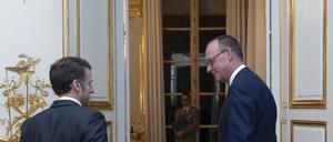 Die von der französischen Regierung verbreitete Aufnahme zeigt Unions-Kanzlerkandidat Friedrich Merz (r) zu Besuch im Élysée-Palast mit dem französischen Präsidenten Emmanuel Macron.