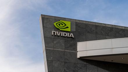 Das Logo des Chipkonzerns Nvidia ist am Hauptquartier im Silicon Valley zu sehen.