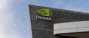 Das Logo des Chipkonzerns Nvidia ist am Hauptquartier im Silicon Valley zu sehen.