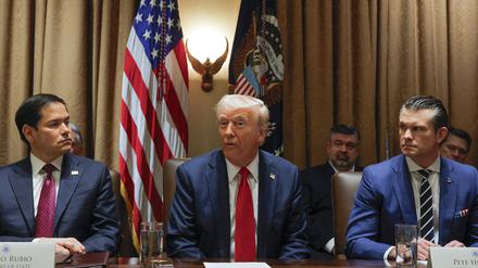 US-Präsident Donald Trump spricht während seiner ersten Kabinettssitzung nach seiner Wiederwahl im Weißen Haus, während Außenminister Marco Rubio und Verteidigungsminister Pete Hegseth zuhören.