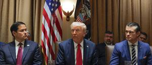 US-Präsident Donald Trump spricht während seiner ersten Kabinettssitzung nach seiner Wiederwahl im Weißen Haus, während Außenminister Marco Rubio und Verteidigungsminister Pete Hegseth zuhören.