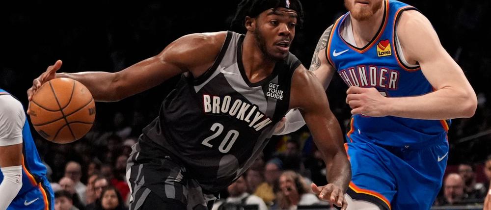 Isaiah Hartenstein (re.) spielte beim Sieg der Oklahoma City Thunder mit Gesichtsmaske.