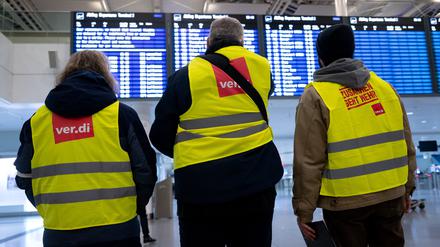 Mitarbeiter des öffentlichen Dienstes nehmen am Münchner Flughafen am Verdi-Warnstreik teil.