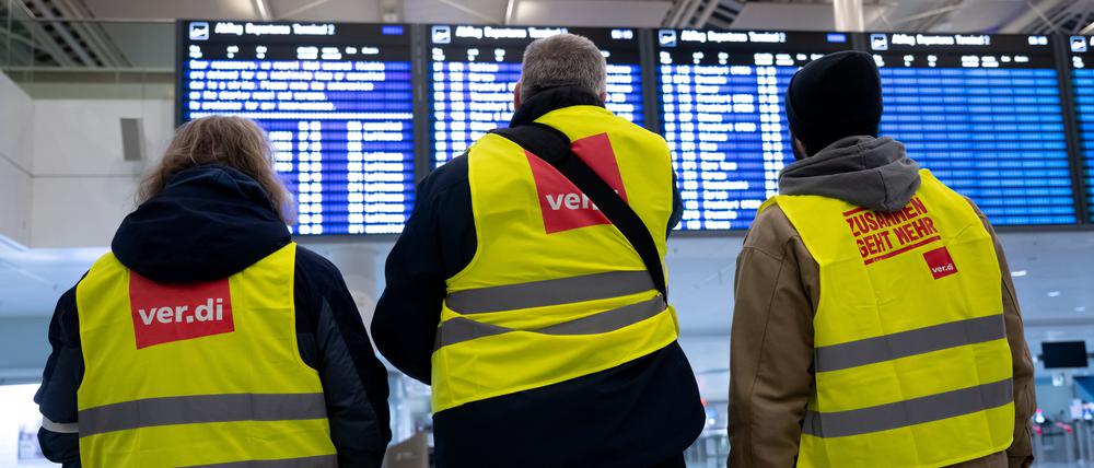 Mitarbeiter des öffentlichen Dienstes nehmen am Münchner Flughafen am Verdi-Warnstreik teil.