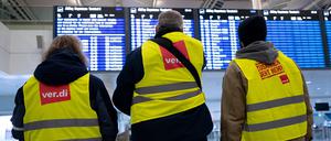 Mitarbeiter des öffentlichen Dienstes nehmen am Münchner Flughafen am Verdi-Warnstreik teil.