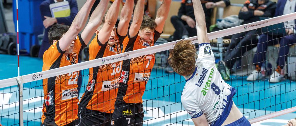 Heftige Gegenwehr: BR Volleys (in Orange)