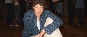 Zartmann  im Video zu „tau mich auf“, das mit einem Tanzkurs beginnt.