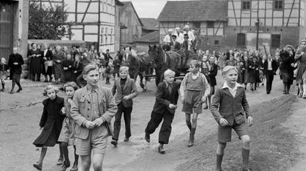 Das ganze Dorf ist auf den Beinen. Ludwig Schirmer fängt Berka in den 1950er Jahren ein.