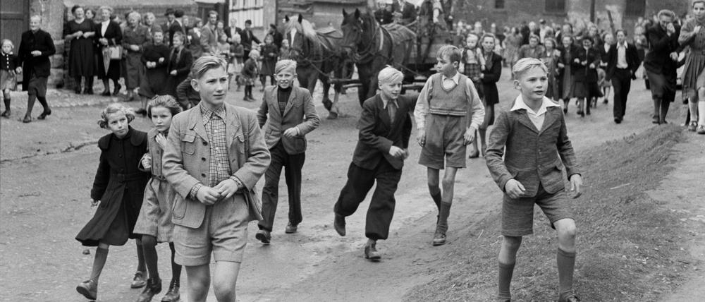 Das ganze Dorf ist auf den Beinen. Ludwig Schirmer fängt Berka in den 1950er Jahren ein.