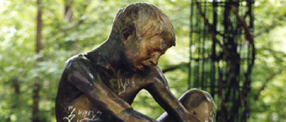 Die Skulptur „Knabe mit Fisch“ im Tempelhofer Franckepark.