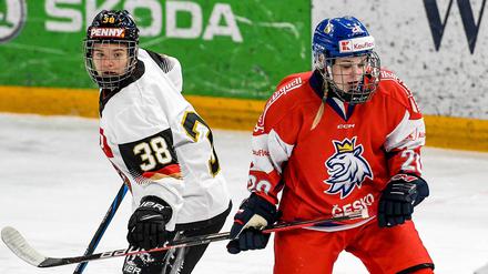 Das Ziel im Blick. Anna-Maria Nisckisch (li.) von den Eisbären Berlin möchte trotz schwieriger Ausgangslage ins Finale einziehen.