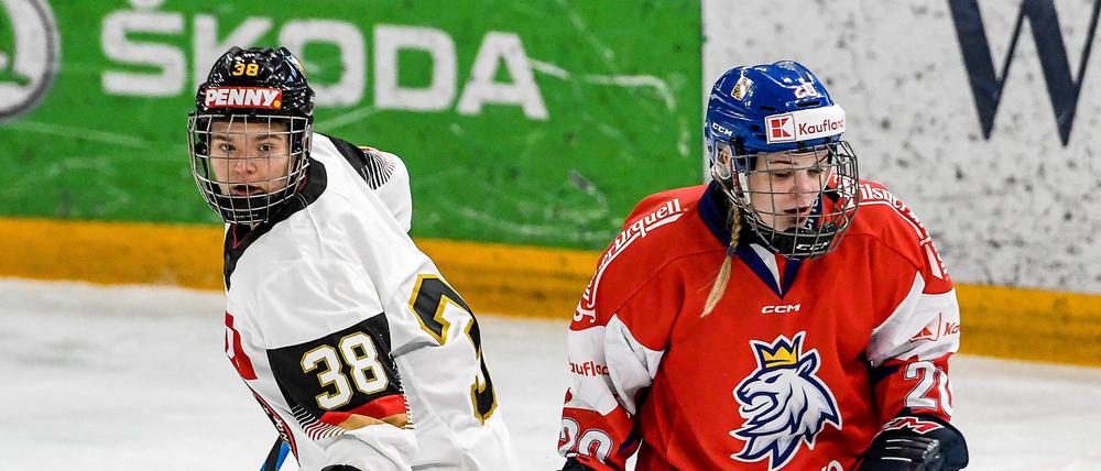 Das Ziel im Blick. Anna-Maria Nisckisch (li.) von den Eisbären Berlin möchte trotz schwieriger Ausgangslage ins Finale einziehen.