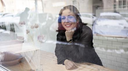 Comedienne Tülin Sezgin in einem Café in Neukölln.