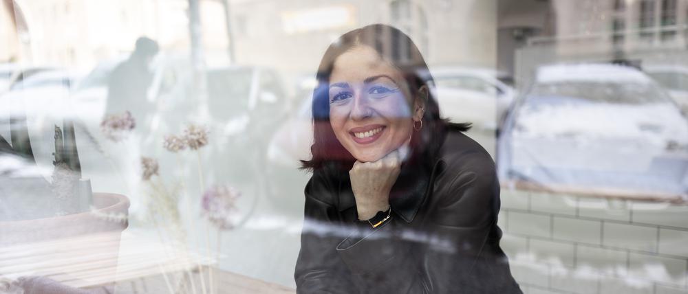 Comedienne Tülin Sezgin in einem Café in Neukölln.