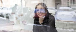 Comedienne Tülin Sezgin in einem Café in Neukölln.
