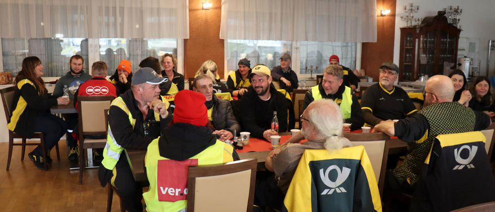 Eine Gruppe von Post-Beschäftigten, die ihre Arbeit niedergelegt hat.
