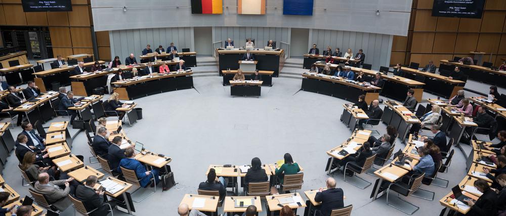 Das Abgeordnetenhaus kann bei komplexen Themen eine Enquete-Kommission einsetzen.