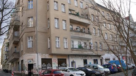 Das Mietshaus an der Aachener Straße / Ecke Mecklenburgische Straße in Berlin-Wilmersdorf ist marode. Die Bauaufsicht hat draußen eine Fläche gesperrt, weil Putz herabstürzen könnte.