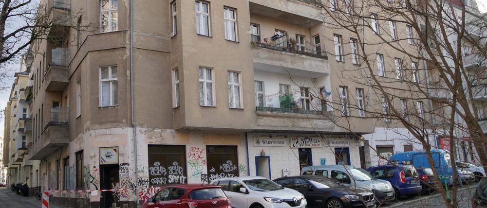Das Mietshaus an der Aachener Straße / Ecke Mecklenburgische Straße in Berlin-Wilmersdorf ist marode. Die Bauaufsicht hat draußen eine Fläche gesperrt, weil Putz herabstürzen könnte.