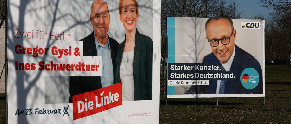 Linken-Plakate mit Ines Schwerdtner und Gregor Gysi neben einem der CDU mit Friedrich Merz kurz vor der Bundestagswahl in Berlin.