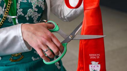 Traditionell schneiden die Frauen den Männern im Rathaus von Cottbus die Krawattenspitzen ab. 