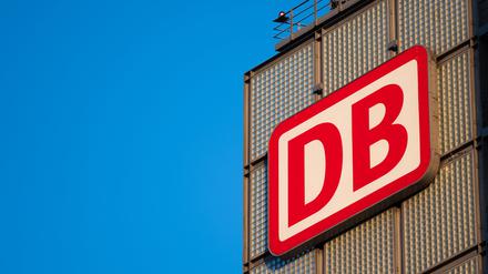 Das Firmenlogo der Deutschen Bahn.