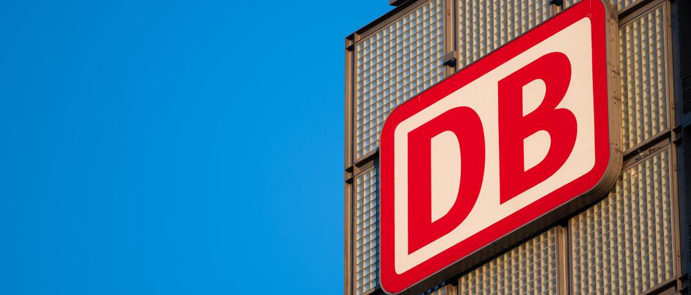 Das Firmenlogo der Deutschen Bahn.