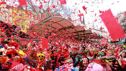 Mit der Weiberfastnacht hat am Donnerstag der Straßenkarneval begonnen. 