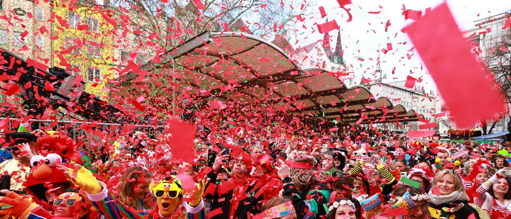 Mit der Weiberfastnacht hat am Donnerstag der Straßenkarneval begonnen.