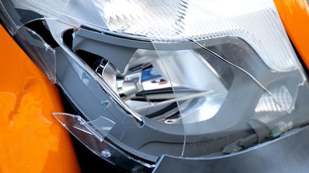 Auto mit Blechschaden und einem kaputten Scheinwerfer