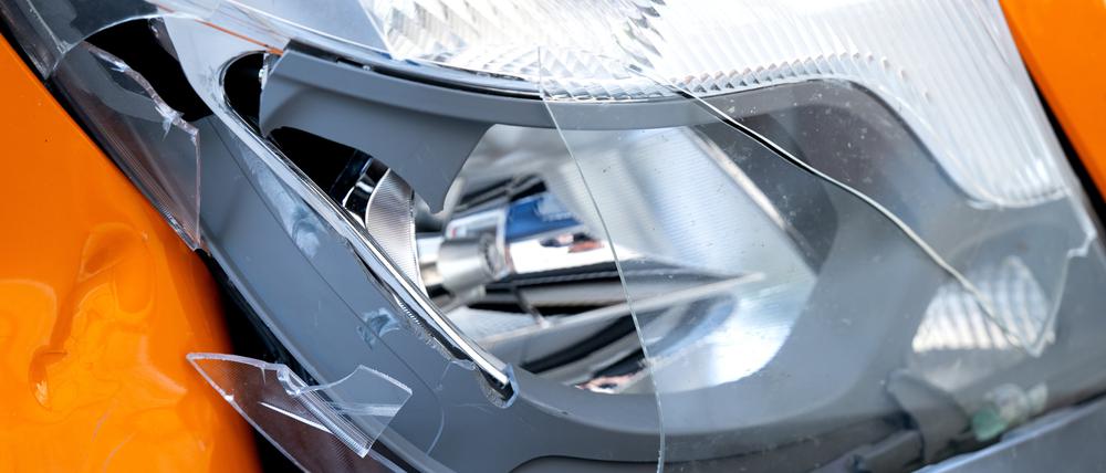Auto mit Blechschaden und einem kaputten Scheinwerfer