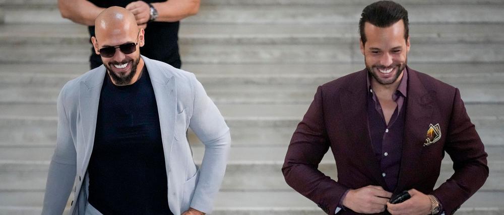 Der britisch-amerikanische Influencer Andrew Tate (37) und sein Bruder Tristan (36) haben Rumänien Richtung USA verlassen, obwohl sie dort wegen sexueller Ausbeutung unter Strafverfolgung stehen.