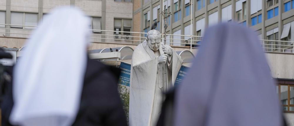 Dem schwer erkrankten Papst geht es dem Vatikan zufolge besser.