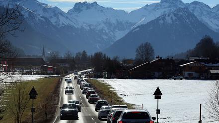 Besonders hoch ist die Staugefahr laut ADAC auf dem Weg in die Berge. (Archivbild)
