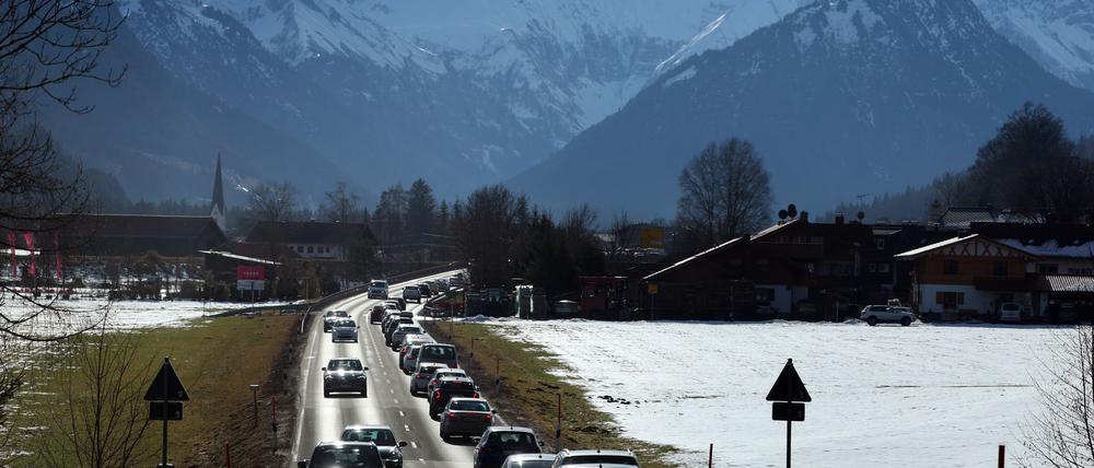 Besonders hoch ist die Staugefahr laut ADAC auf dem Weg in die Berge. (Archivbild)