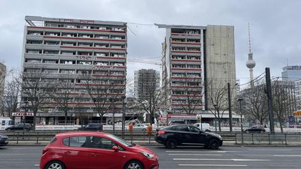 Das Apartmenthaus in der Mollstraße 6 nahe dem Alexanderplatz in Berlin-Mitte wird abgerissen.