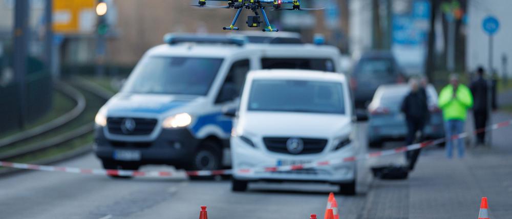 Eine Drohne der Polizei ist über dem Tatort in der Innenstadt im Einsatz. In der Nähe des Landgerichts Bielefeld waren am Mittwoch Schüsse gefallen.