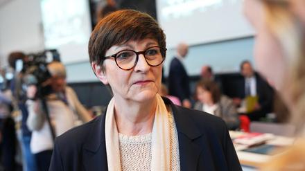 Saskia Esken will trotz des Wahldesasters SPD-Parteichefin bleiben. (Archivbild)
