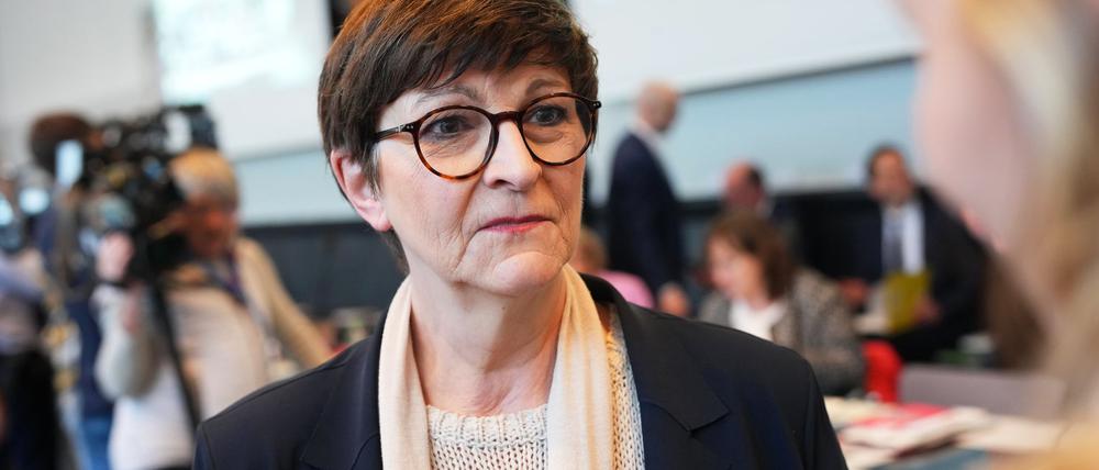 Saskia Esken will trotz des Wahldesasters SPD-Parteichefin bleiben. (Archivbild)