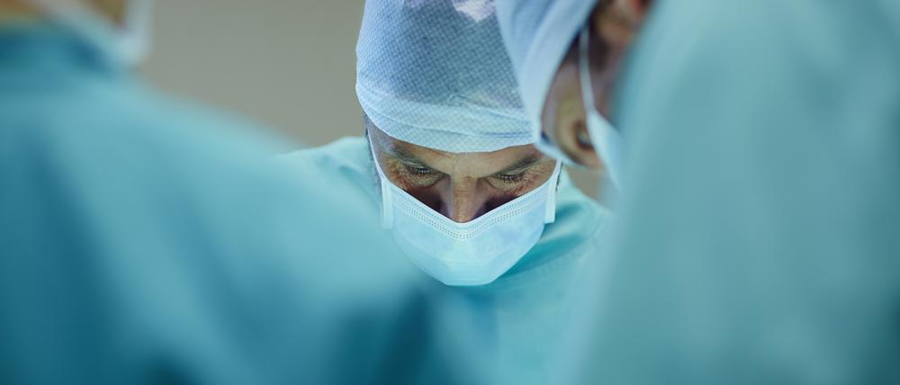 Ein Arzt arbeitet im Operationssaal.