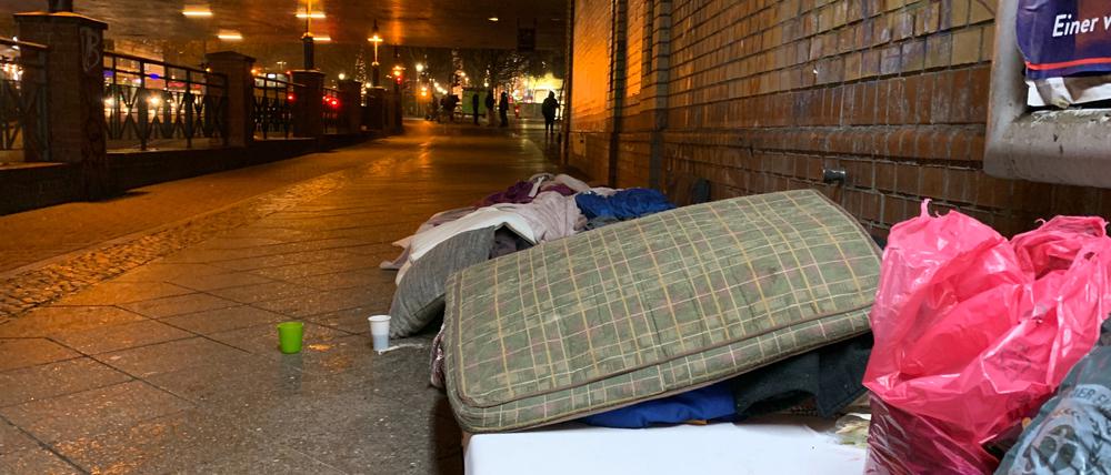Obdachlose Menschen in Steglitz-Zehlendorf: Bettenlager unter der Autobahn an der Albrechtstraße nahe U+S Rathaus Steglitz.