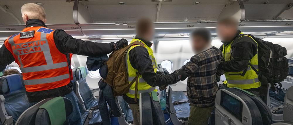 Bei einem Abschiebeflug nach Pakistan waren auch fünf Menschen aus Brandenburg dabei.