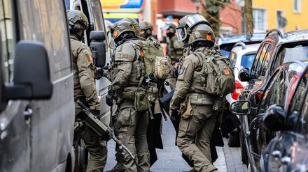 Schwer bewaffnete Sicherheitskräfte im Einsatz bei einer Durchsuchung in Hagen. Die Polizei hat einen Raubüberfall auf ein Werttransportunternehmen vereitelt.