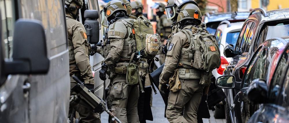 Schwer bewaffnete Sicherheitskräfte im Einsatz bei einer Durchsuchung in Hagen. Die Polizei hat einen Raubüberfall auf ein Werttransportunternehmen vereitelt.