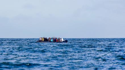 Migranten auf einem Boot befinden sich auf dem Weg nach Großbritannien.
