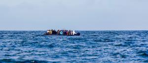 Migranten auf einem Boot befinden sich auf dem Weg nach Großbritannien.