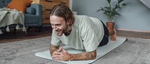 Ein junger Mann bei der Halteübung Planks.