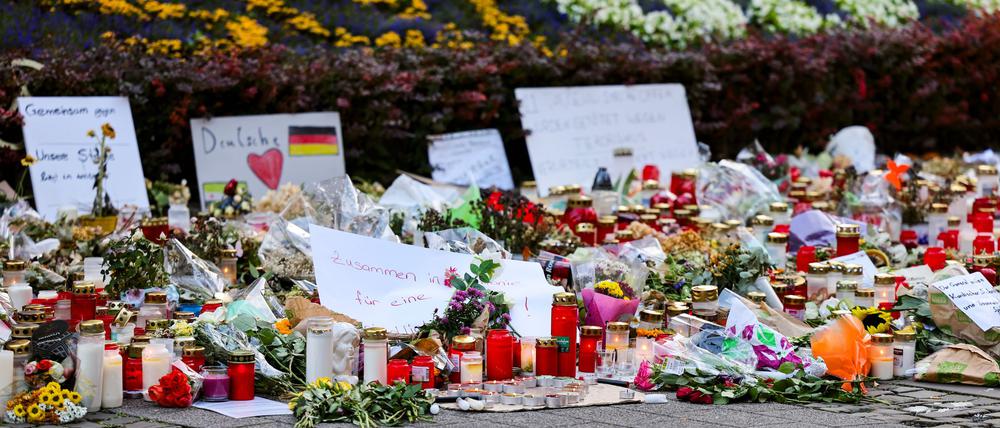 Viele Menschen haben nach dem Anschlag Blumen niedergelegt und Kerzen gebracht. (Archivbild)